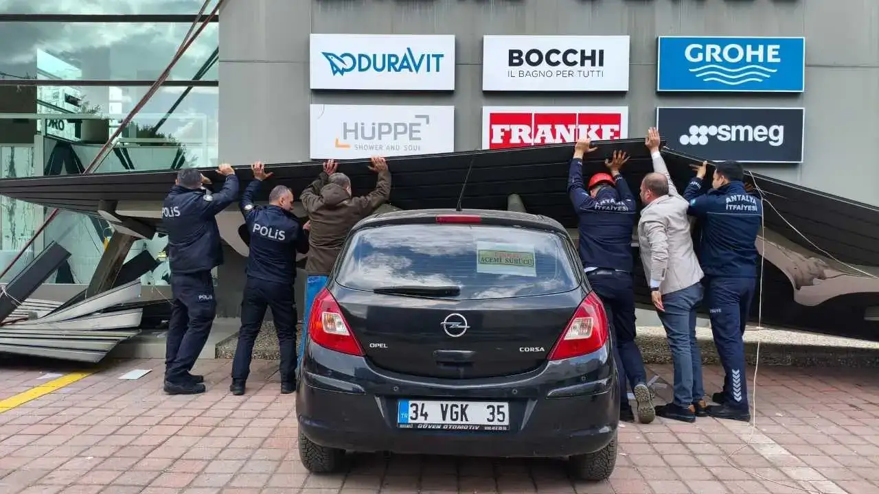 Antalya’da Çatılar Uçtu, Dev Dalgalar Falezleri Dövdü! 2